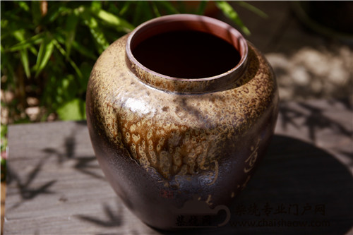 建水紫陶柴烧茶叶罐与云南普洱茶