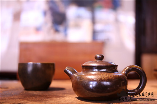 如何用建水紫陶柴烧壶泡好一壶普洱茶？