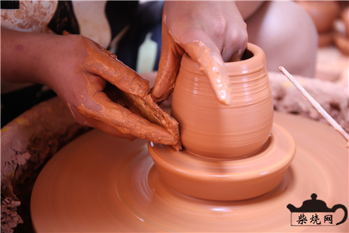 建水紫陶制作工艺之拉坯成型
