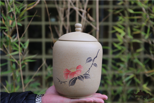 紫陶罐  要想茶存的好，环境至关重要。