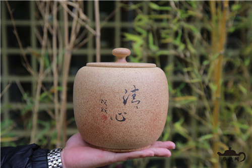 紫陶罐  要想茶存的好，环境至关重要。