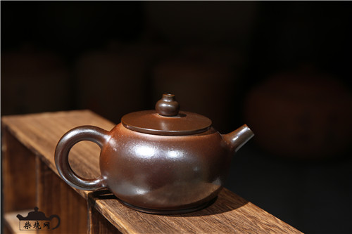 建水紫陶柴烧与白泥柴烧泡茶，口感上有什么区别？