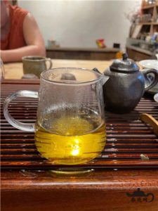 自然拙朴的柴烧茶具和历史悠远的茶道存在哪些关联？